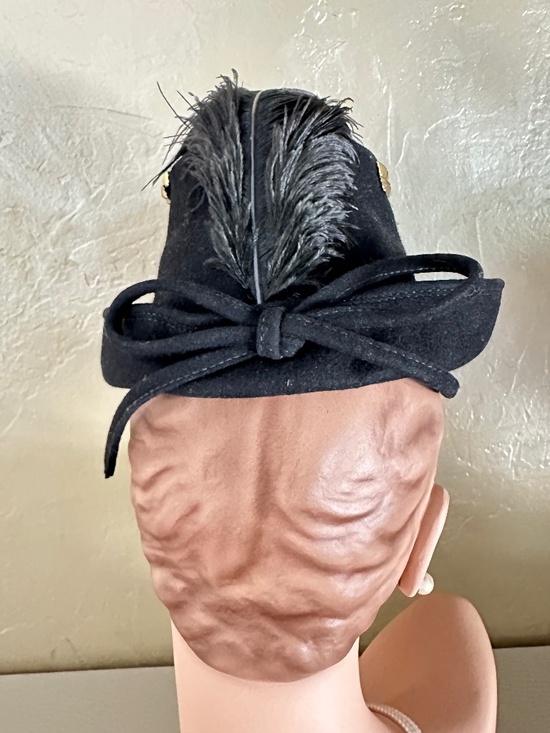 DAPPER 1940s\' BLACK FELT TILT HAT + GOLD STUDS & FEATHER main image 7